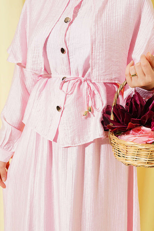 Ensemble deux pièces avec blouse pèlerine et jupe rose