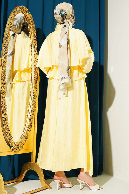 Ensemble deux pièces avec blouse pèlerine et jupe jaune