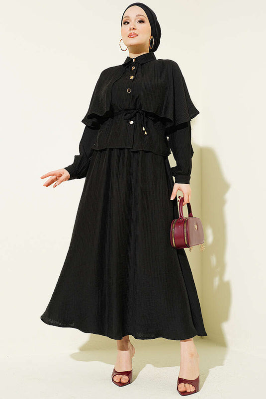 Ensemble deux pièces avec blouse pèlerine et jupe noire