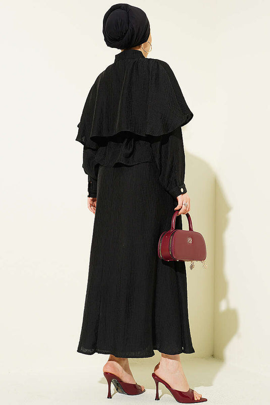 Ensemble deux pièces avec blouse pèlerine et jupe noire