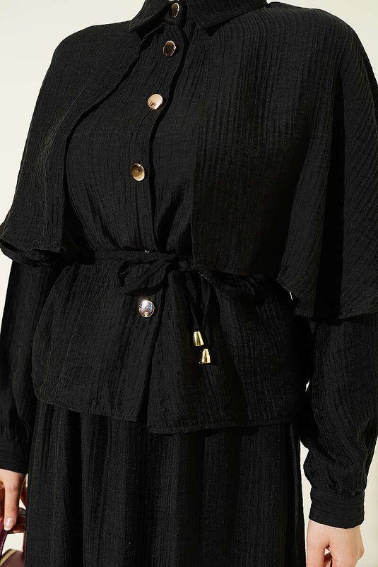 Ensemble deux pièces avec blouse pèlerine et jupe noire