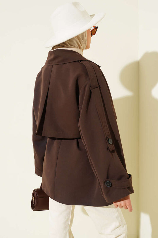 Trench-coat court marron avec cape et ceinture.