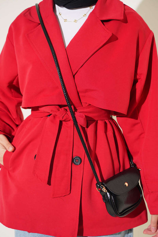Gabardina Corta Roja Con Cinturón Y Detalles De Capa