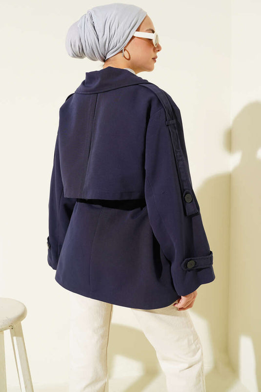 Kurzer Marineblauer Trenchcoat Mit Gürtel Und Cape-Details