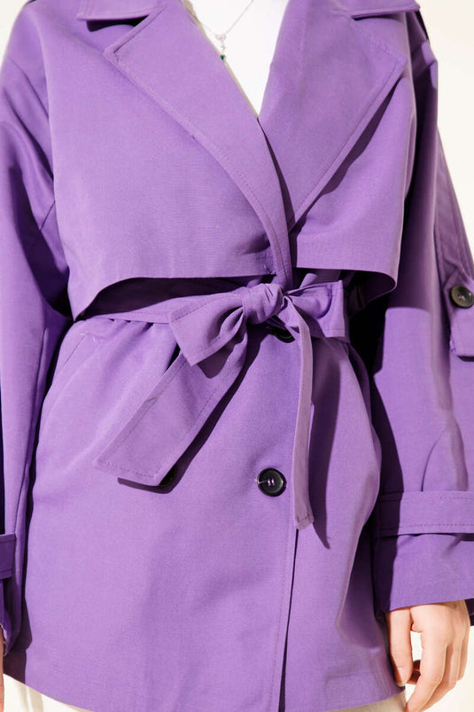 Gabardina corta con cinturón y detalles de capa en lila