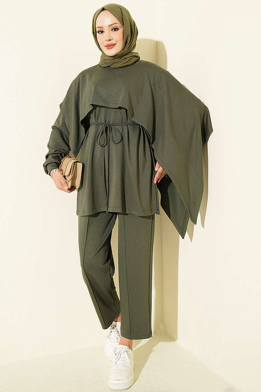 Ensemble Deux Pièces En Modal Avec Capuche Et Détail Cape En Kaki