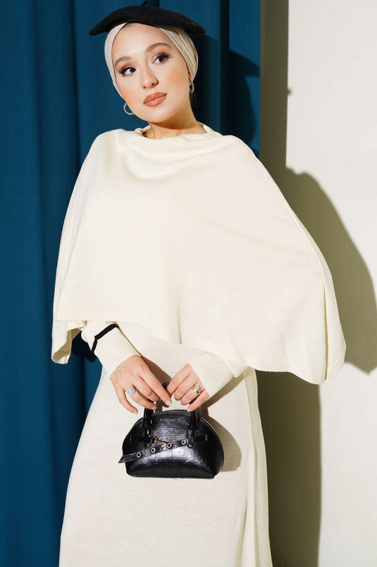 Robe en maille écrue à détails cape