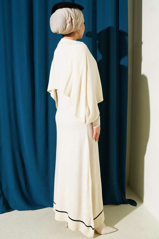 Robe en maille écrue à détails cape