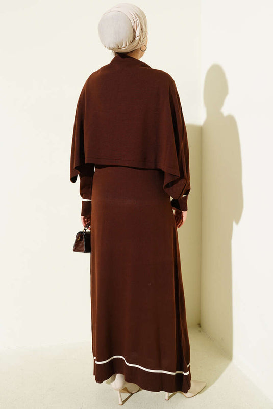 Robe en maille marron à cape détaillée