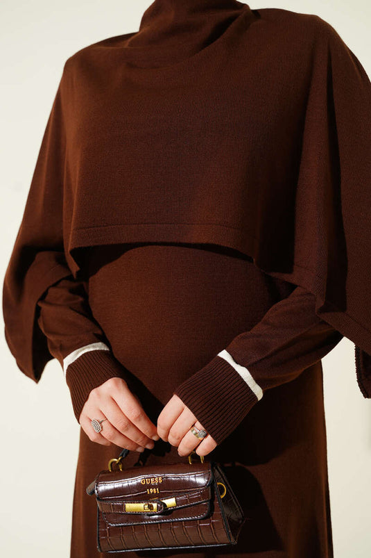 Robe en maille marron à cape détaillée