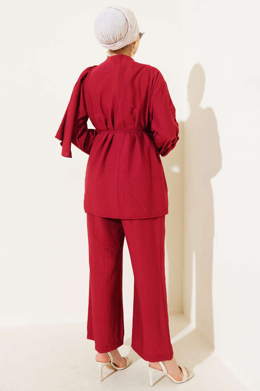 Ensemble deux pièces avec cape et tunique détaillée rouge bordeaux