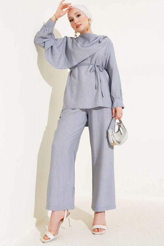 Ensemble deux pièces avec cape et tunique détaillée gris