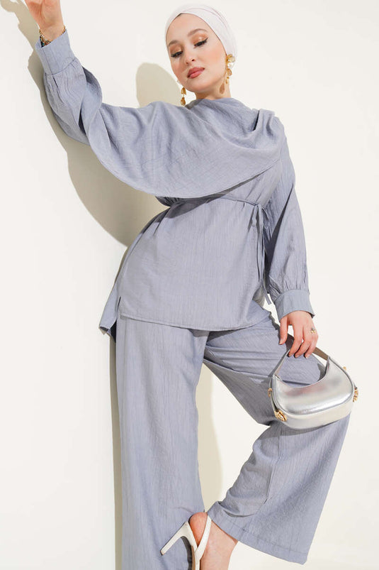 Ensemble deux pièces avec cape et tunique détaillée gris