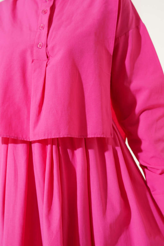 Robe fuchsia à demi-boutons et détail cape