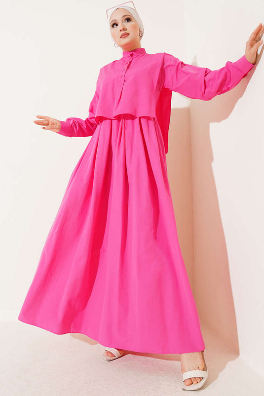 Robe fuchsia à demi-boutons et détail cape