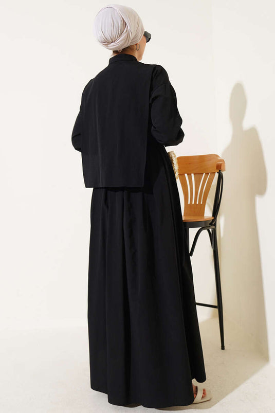 Robe noire à demi-boutons et détail cape