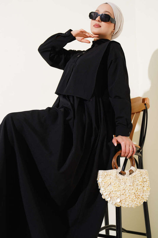 Robe noire à demi-boutons et détail cape