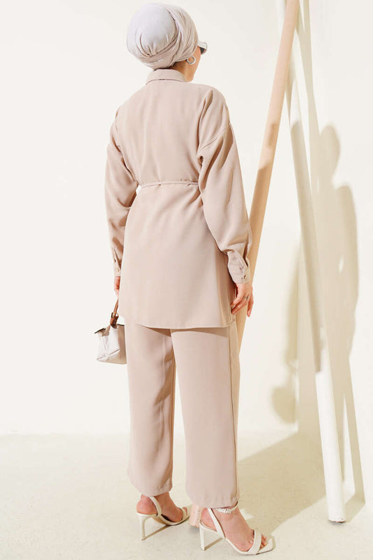 Costume deux pièces beige avec ceinture en corde et cape