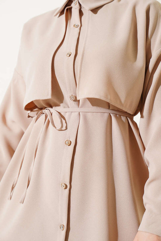 Costume deux pièces beige avec ceinture en corde et cape