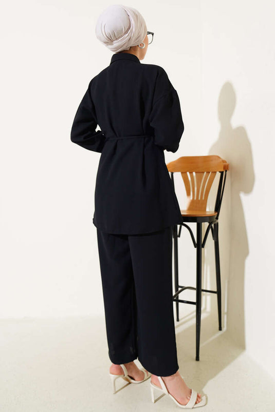 Costume deux pièces noir avec ceinture en corde et cape