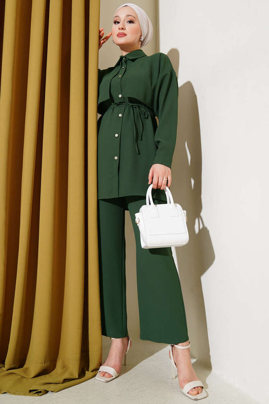 Ensemble deux pièces avec cape et ceinture en corde, vert