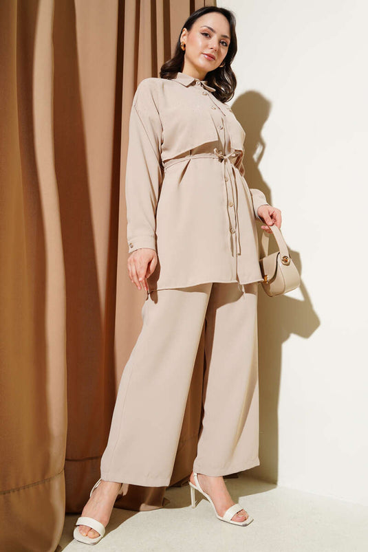 Ensemble deux pièces beige avec ceinture en corde et cape Stoned