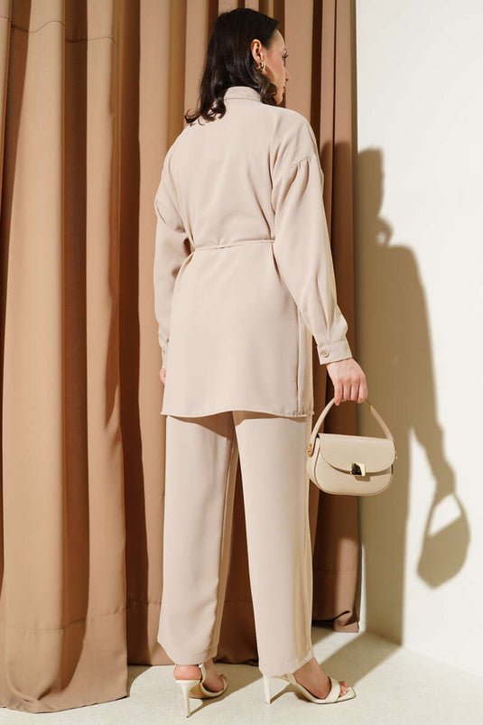 Ensemble deux pièces beige avec ceinture en corde et cape Stoned