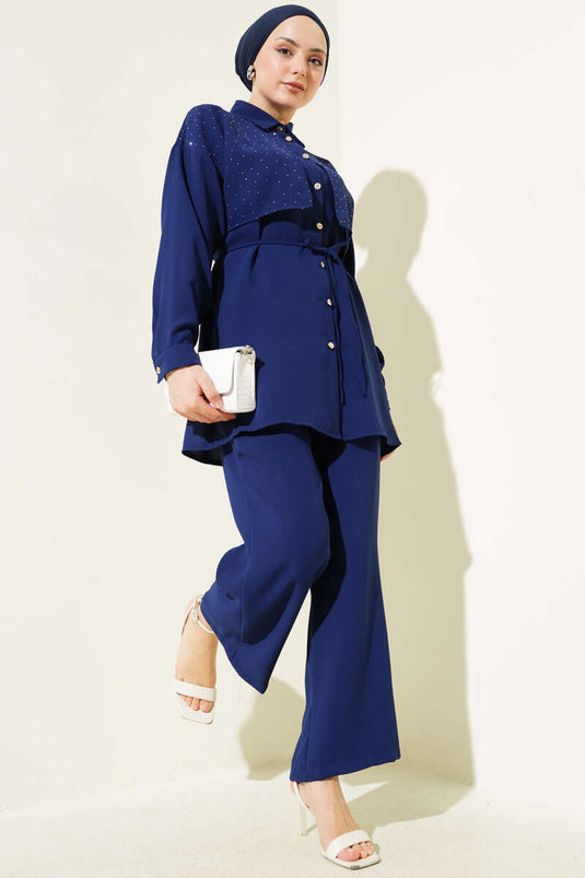 بدلة من قطعتين بحزام من الحبل المغطى بالحجر باللون الأزرق الداكن