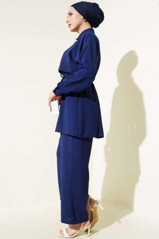 بدلة من قطعتين بحزام من الحبل المغطى بالحجر باللون الأزرق الداكن