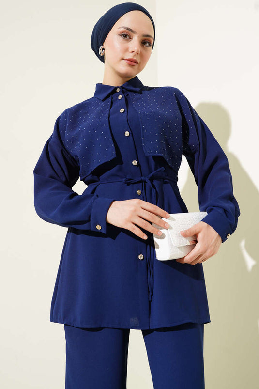 بدلة من قطعتين بحزام من الحبل المغطى بالحجر باللون الأزرق الداكن