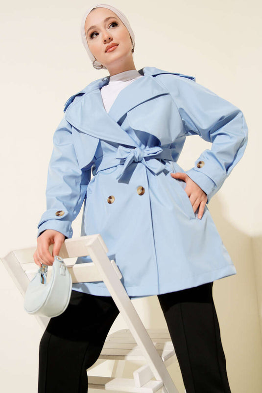 Trench-coat court à quatre boutons avec cape, bleu ciel