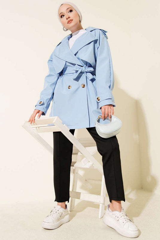 Trench-coat court à quatre boutons avec cape, bleu ciel