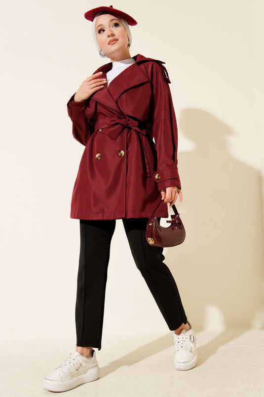 Trench-coat court à quatre boutons avec cape, bordeaux