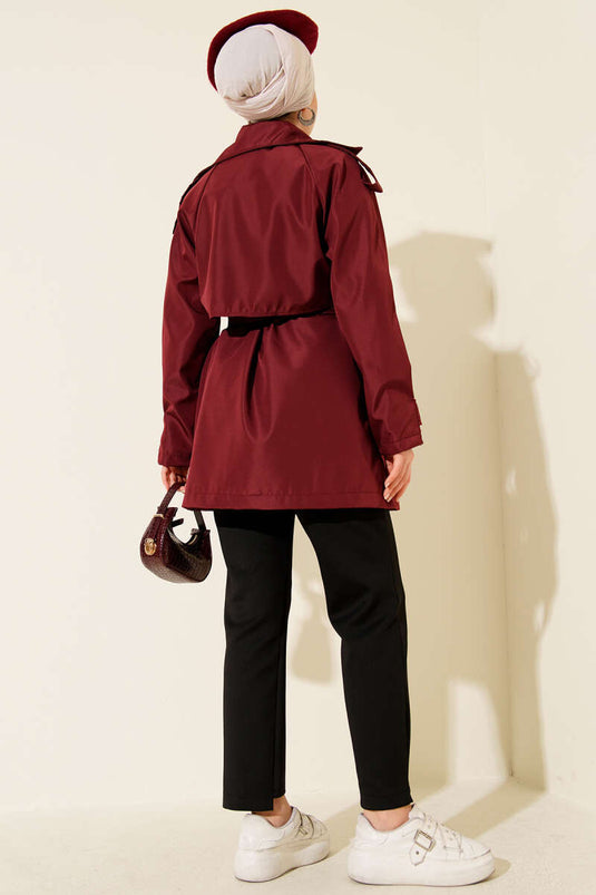 Trench-coat court à quatre boutons avec cape, bordeaux