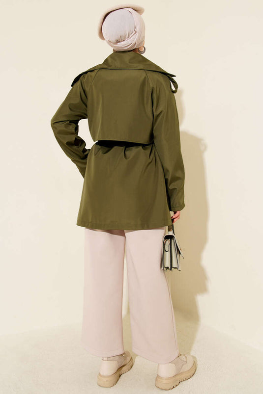 Trench-coat court à quatre boutons avec cape, kaki