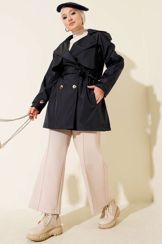 Trench-coat court bleu marine à quatre boutons avec cape