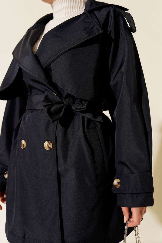 Trench-coat court bleu marine à quatre boutons avec cape