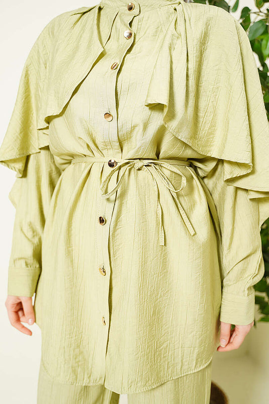 Ensemble avec cape et boutons dorés, vert avocat
