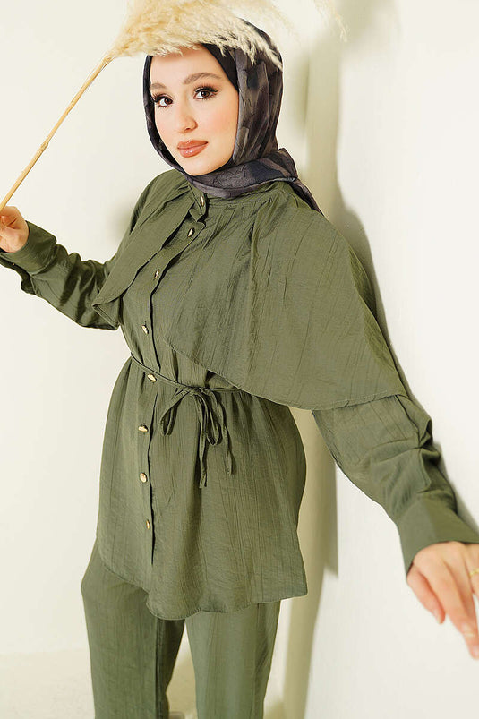 Ensemble kaki avec cape et boutons dorés