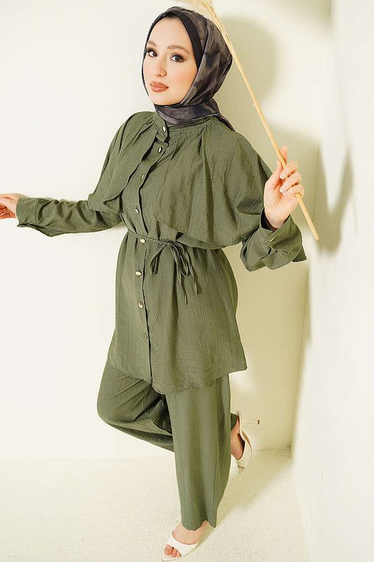 Ensemble kaki avec cape et boutons dorés