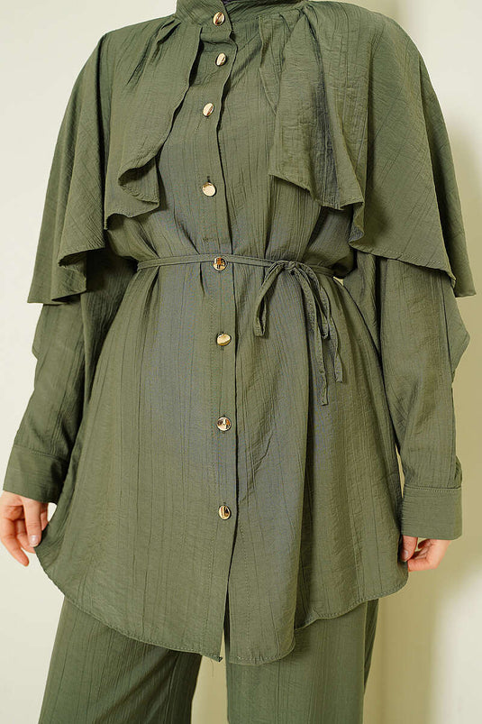 Ensemble kaki avec cape et boutons dorés