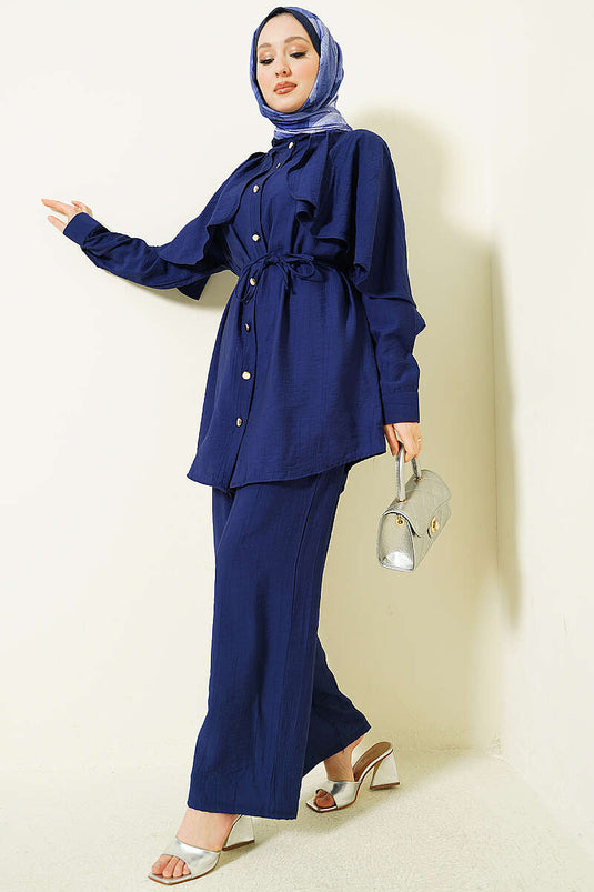 Ensemble bleu marine avec cape et boutons dorés
