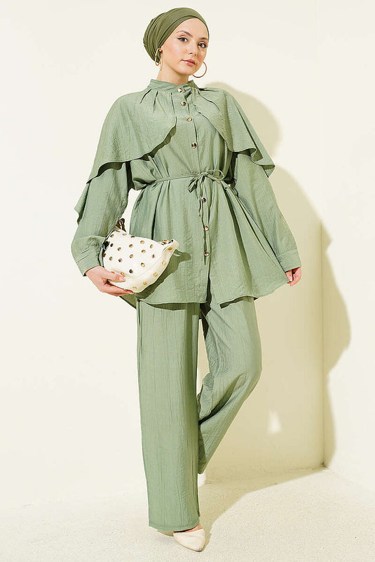 Ensemble vert avec cape et boutons dorés