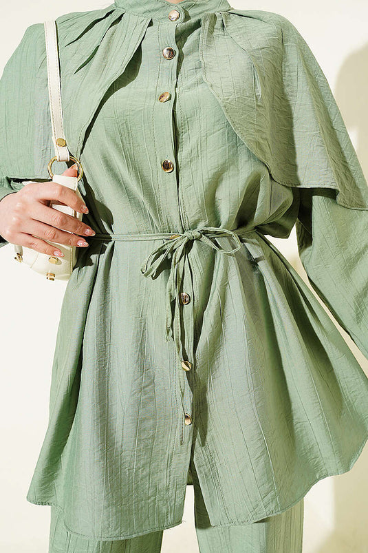 Ensemble vert avec cape et boutons dorés