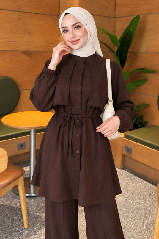 Ensemble Deux Pièces Marron Avec Cape Et Détail À Nouer