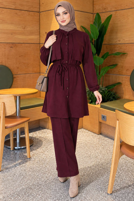 Ensemble Double Violet Avec Cape À Volants Et Détail À Nouer