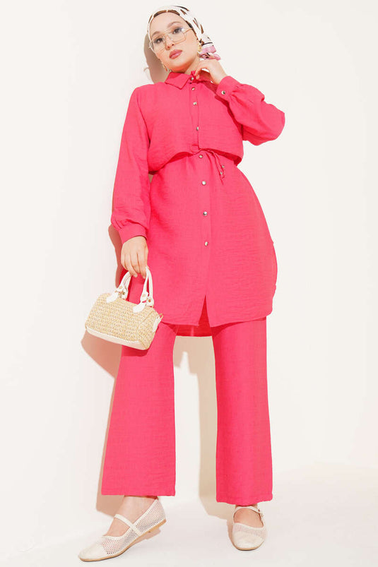 Costume deux pièces en alizarine avec cape et dentelle