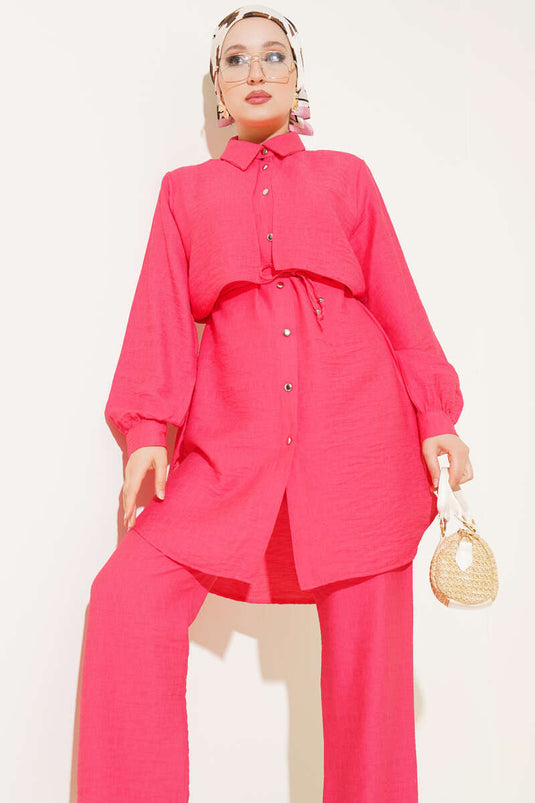 Costume deux pièces en alizarine avec cape et dentelle