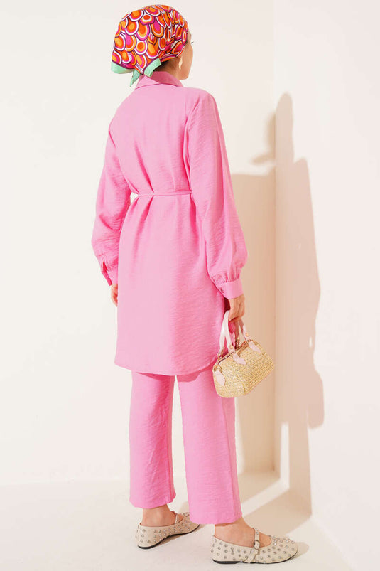 Costume deux pièces rose avec cape et lien en corde