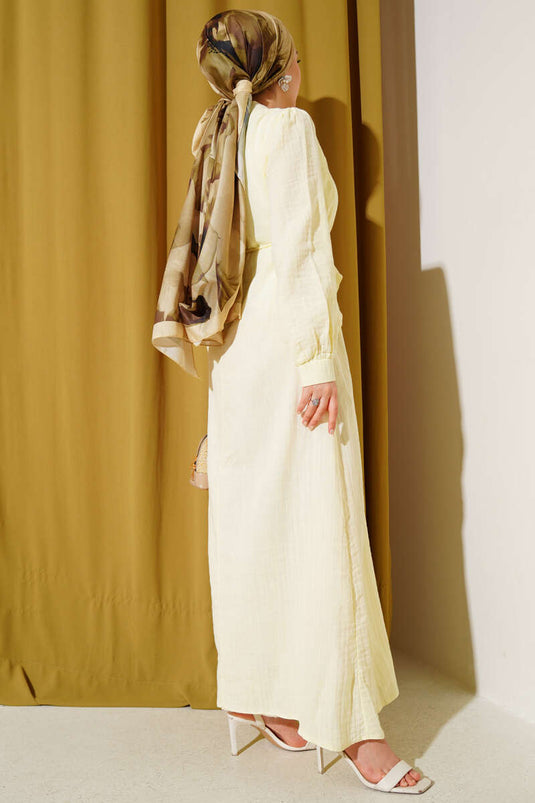 فستان أصفر بحزام من العباءة والحبل